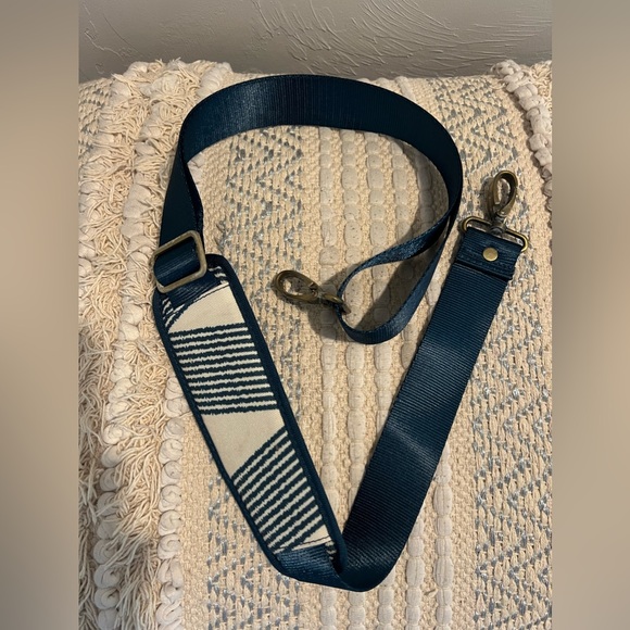 Jj Cole Diaper Bag with Strap and Diaper pad - Picture 12 of 16